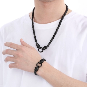 Ensemble collier et bracelet tête de mort noir punk en acier inoxydable sur t-shirt blanc