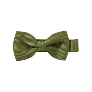 Macro d'un nœud en ruban gros-grain vert olive avec texture détaillée nervurée