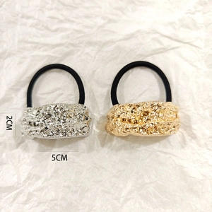 Detailed size view of silver and gold hollow metal hair ties with 5cm by 2cm dimensions