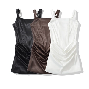 Abiti bodycon in raso sexy da donna in nero, marrone e bianco con texture a pieghe elegante