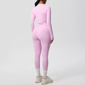 Vue arrière de l'ensemble de yoga rose moulant en tissu respirant et extensible