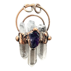 Vintage-Boho-Anhänger mit weißen Bergkristallen und lila Amethyst in Bronze-Fassung
