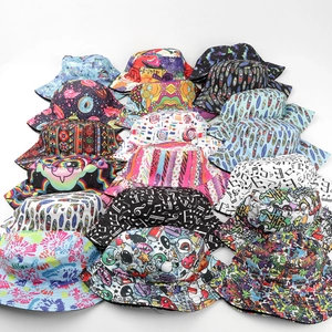 Collection de bobs réversibles colorés avec motifs graffiti et imprimés floraux