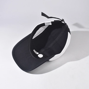 Innenansicht einer schwarz-weißen Outdoor-Baseballkappe mit verstellbarem Riemen
