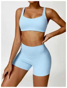 Détail du short de yoga bleu clair à taille haute avec texture mate et brossée