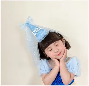 Détail du serre-tête chapeau d'anniversaire bleu à paillettes avec voile en tulle