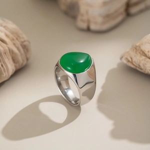 Bague minimaliste en acier argenté avec une grande pierre naturelle verte ovale sur socle