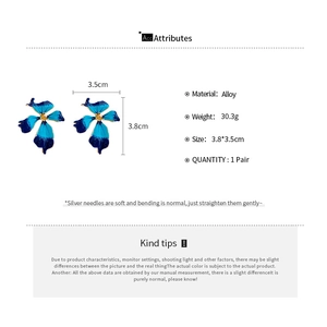 Vue détaillée des boucles d'oreilles fleur dégradé bleu avec alliage et tige en argent