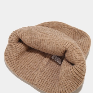 Detail view of the 100% acrylic washing label and knitted texture inside the warm beanie