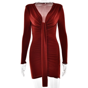 Robe courte élégante rouge à col en V et manches longues avec détail torsadé drapé