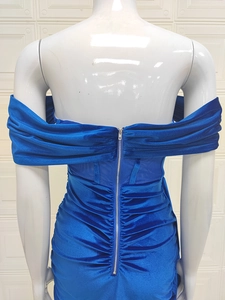 Détail de la robe bleu roi à épaules dénudées avec fermeture éclair et tissu froncé