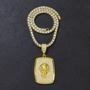 Gros plan d'un pendentif tête de mort hip-hop doré avec strass sur cuir noir