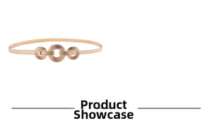 Détail de ceinture métallique dorée avec boucle à trois anneaux imbriqués