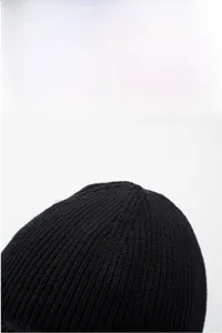 Détail du bonnet en maille côtelée noire avec doublure thermique épaisse d'hiver