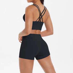 Détails de l'ensemble de yoga noir avec soutien-gorge à bretelles croisées et short taille haute
