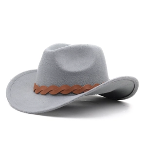 Détail d'un chapeau de cowboy en feutre gris avec une bande décorative en cuir tressé marron