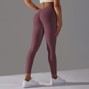 Détail arrière du legging de yoga taille haute avec design galbant effet fesses rebondies