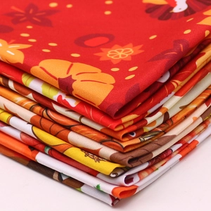 Détail de tissus de Thanksgiving aux motifs de citrouilles et dindes pour bandanas chien