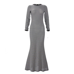 Détail d'une robe en maille rayée noir et blanc avec col rond et ourlet sirène ajusté