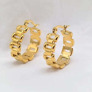 Dettaglio di orecchini a cerchio in acciaio al titanio placcato oro 18k con design a catena