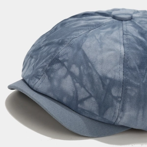Detail der blau-grauen Batikooptik auf Baumwollstoff der Vintage Baskenmütze
