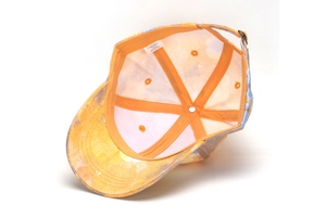 Dettaglio interno del cappellino da baseball colorato per bambini con fodera arancio
