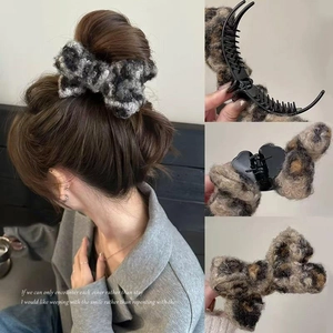 Pince à cheveux en peluche léopard avec nœud pour chignon élégant et queue de cheval
