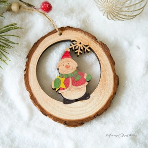 Weihnachtsanhänger aus Holz mit Schneemann-Motiv und Schneeflocken auf Baumscheibe