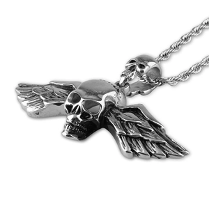 Détail du pendentif crâne ailé argenté avec ailes de plumes sur chaîne torsadée