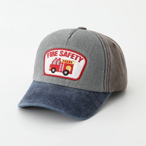 Dettaglio del ricamo del camion dei pompieri e delle cuciture sul cappello da baseball