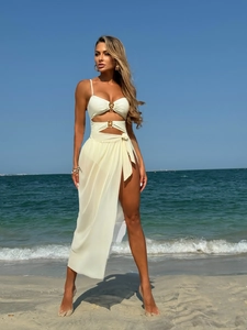 Stijlvolle gebroken witte driedelige bikiniset met mesh rok en gouden ringdetails
