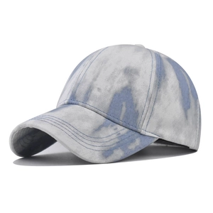 Détail d'une casquette de baseball en coton avec un motif dégradé tie-dye bleu et blanc