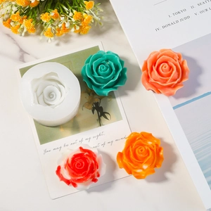 Vista macro dettagliata dello stampo in silicone a rosa 3D per candele e saponi fai-da-te