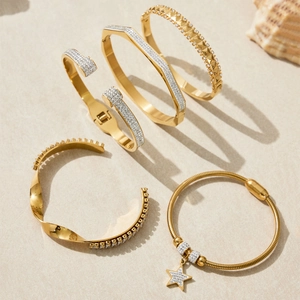 Elegantes Set aus 18k vergoldeten Edelstahlarmbändern mit geometrischen CZ-Designs