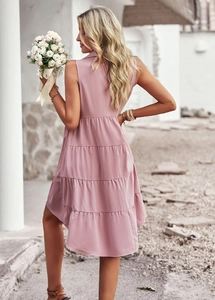 Robe rose élégante sans manches avec volants superposés et ourlet asymétrique vue de dos
