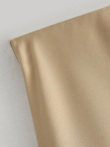Gros plan sur la texture du tissu en sergé kaki avec armure haute densité pour robe