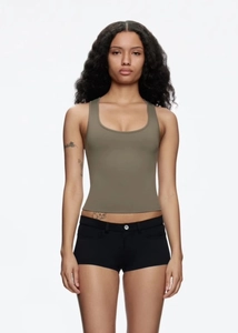 Détail du débardeur vert olive à col carré et haute élasticité pour femmes sportives