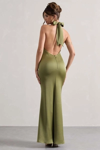 Elegante abito lungo in raso verde oliva con scollo all'americana e schiena scoperta
