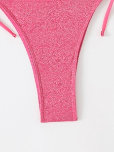 Détail du bas de bikini rose scintillant avec nouettes latérales et fini métallisé