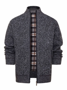 Dettaglio del cardigan grigio scuro con collo alto, zip e fodera a scacchi