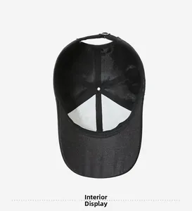 Vue intérieure d'une casquette noire avec structure à six panneaux et boucle métallique