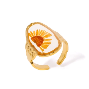 Gold-plated adjustable ring featuring real dried flower in oval resin on hammered band