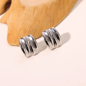 Orecchini minimalisti in metallo argento con trama ondulata e design fluido