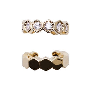 Manchette d'oreille en nid d'abeille plaquée or avec zircons et design hexagone