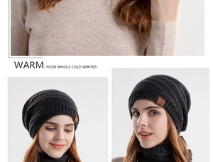 Détail de l'ensemble bonnet et écharpe en tricot gris avec doublure polaire et logo en cuir