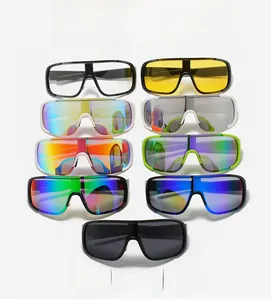 Détail de lunettes de soleil de cyclisme colorées avec montures épaisses futuristes