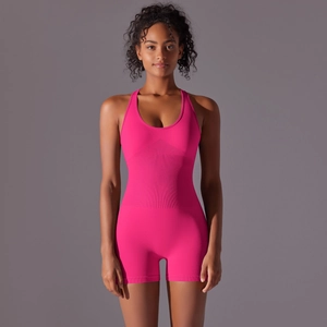 Gros plan d'un body de yoga sans couture rouge rose montrant la texture du tissu côtelé