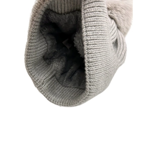 Gros plan sur la doublure en peluche grise épaisse d'un bonnet d'hiver en tricot