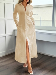Dettaglio dell'abito a camicia beige a maniche lunghe con colletto a rever e spacco