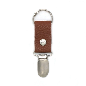Dettaglio clip per cappello in pelle PU marrone per borsa con anello e chiusura in metallo